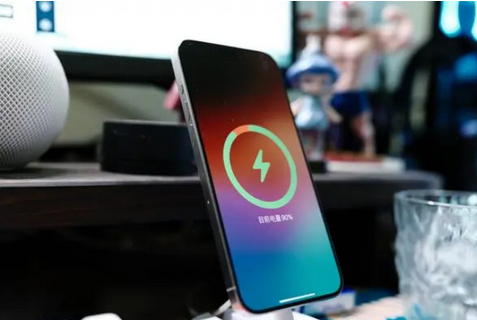 高县苹果15换屏服务分享用什么充电器给iPhone15充电更好 